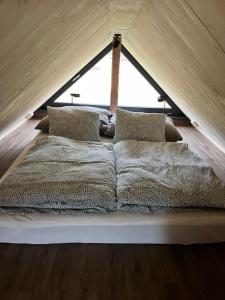 Posteľ alebo postele v izbe v ubytovaní Sáňky Apartmány