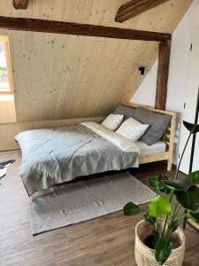Posteľ alebo postele v izbe v ubytovaní Sáňky Apartmány