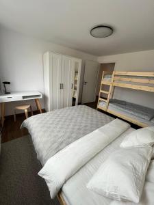 Posteľ alebo postele v izbe v ubytovaní Sáňky Apartmány