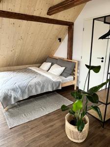 Posteľ alebo postele v izbe v ubytovaní Sáňky Apartmány