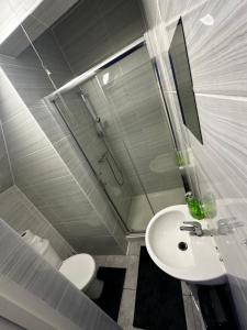 Ein Badezimmer in der Unterkunft Ensuite room in West Midlands