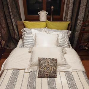 - un lit blanc avec des oreillers blancs et un oreiller dans l'établissement Henri Benoît maison d'hôtes гостьовий будинок, à Horenka