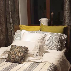 - un lit avec des couvertures blanches et des oreillers dans l'établissement Henri Benoît maison d'hôtes гостьовий будинок, à Horenka