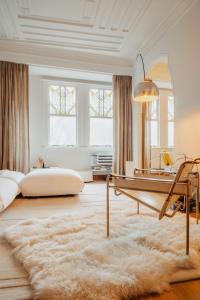 sala de estar con mesa y alfombra en Huis Hector Mechiels, en Sint-Niklaas