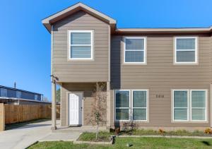 una casa con una puerta blanca en Townhome in Houston, en Houston