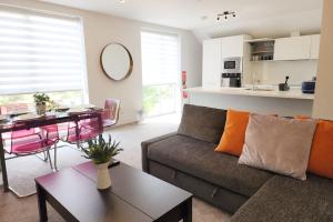 een woonkamer met een bank en een tafel bij Horizon House, Modern 2-Bedroom Flat 2, Parking, Netflix, Oxford in Oxford