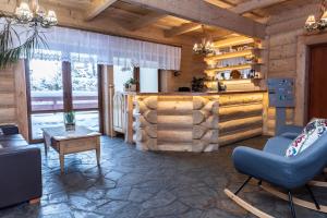ザコパネにあるWilla u Jadziの木製の壁と家具が備わるリビングルーム