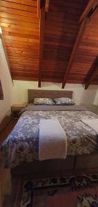Кровать или кровати в номере Brvnara Emilija