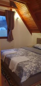 Кровать или кровати в номере Brvnara Emilija