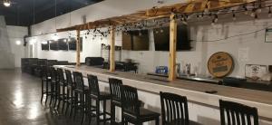 Lounge alebo bar v ubytovaní Travelodge by Wyndham London Ontario