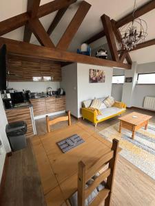 sala de estar con mesa y sofá en Rife Lodges en Arundel