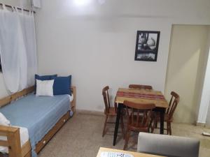 um quarto com uma cama, uma mesa e cadeiras em Hospedaje Del Centro em Paso de los Libres