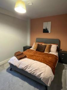 a bedroom with a large bed with pillows on it at Entire 1 bd aprt in Jewellery Q. in Birmingham