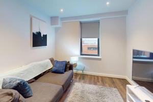 a living room with a couch and a window at Entire 1 bd aprt in Jewellery Q. in Birmingham