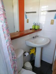 y baño con lavabo y aseo. en Home Loft Pichilemu, en Pichilemu