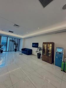 um quarto amplo com um átrio com um sofá azul em Luxury PANORAMA sea view apartment & Central Batumi em Batumi