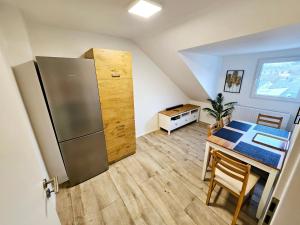 eine Küche mit einem Tisch und einem Kühlschrank im Zimmer in der Unterkunft Pohl Fewo in Remscheid