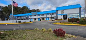 un edificio con una bandera americana delante de él en Astoria Hotel West en Danville