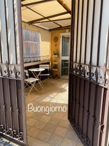 um portão aberto para um quarto com uma mesa em Casa Incoronata em Campobasso