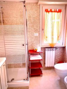 uma casa de banho com um chuveiro, um lavatório e um WC. em Casa Incoronata em Campobasso