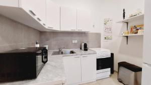 Kuchyňa alebo kuchynka v ubytovaní CheckInVienna-One bedroom Apartment