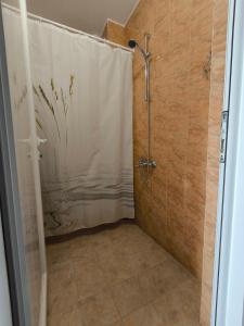 W łazience znajduje się prysznic z zasłoną prysznicową. w obiekcie Centaur Family Hotel w mieście Riła