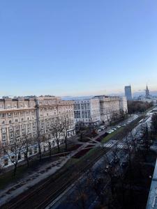 widok na duże miasto z budynkami i drzewami w obiekcie Modern Flat In The Centre - by HIK Apartments w Warszawie