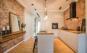 Kuchyň nebo kuchyňský kout v ubytování Modern Flat In The Centre - by HIK Apartments