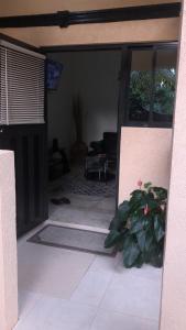 una porta aperta su un soggiorno con una pianta di Hidden oasis a Mandeville