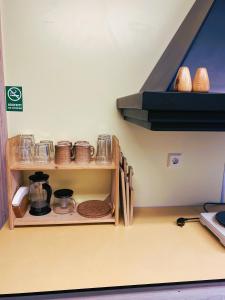 eine Küche mit einem Regal mit Brot und Gläsern in der Unterkunft Fristad Nature House in Torsby