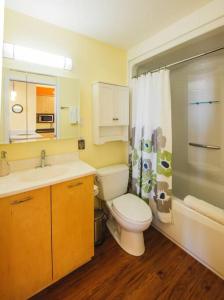 uma casa de banho com um WC, um lavatório e um chuveiro em The Niven Lake Retreat em Yellowknife