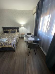 Postel nebo postele na pokoji v ubytování Apartman Felix