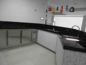 uma cozinha com 2 lavatórios e piso em azulejo em Casa alto padrão em Socorro em Socorro
