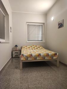 Giường trong phòng chung tại Apartman Breza Divcibare