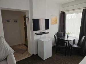 Televízia a/alebo spoločenská miestnosť v ubytovaní Joy Guesthouse