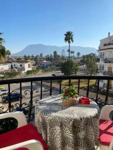 einen Tisch mit einem Blumenkorb auf dem Balkon in der Unterkunft RETIRO V - Los Quesitos in Denia