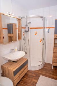 een badkamer met een wastafel en een douche bij MountainLOVE in Strobl