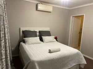 een slaapkamer met een wit bed met 2 kussens bij Entire Townhouse in Carlswarld in Erand