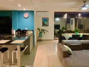 uma sala de estar com uma cozinha e uma sala de jantar em Kaili Ocean view luxury 2BR AC throughout Fiber Wifi & Pool em Papeete