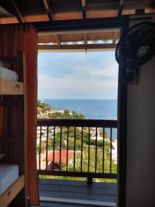 uma vista para o oceano a partir de um quarto com uma janela em Cielo Hostel em Taganga