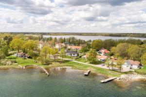 een luchtzicht op een stad op een meer bij Gästhus nära havet in Kalmar