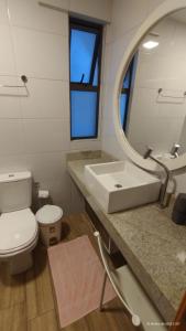 uma casa de banho com um lavatório, um WC e um espelho. em Polinésia Resort - Luxuoso Beira Mar Muro Alto - Porto de Galinhas - ANunes em Porto de Galinhas