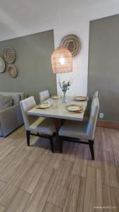 uma sala de jantar com mesa e cadeiras em Polinésia Resort - Luxuoso Beira Mar Muro Alto - Porto de Galinhas - ANunes em Porto de Galinhas