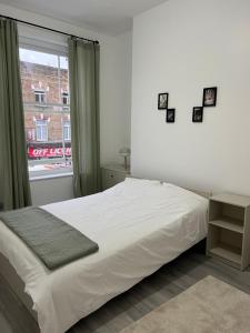 un dormitorio con una cama y una ventana en London Comfort Stay, en Londres