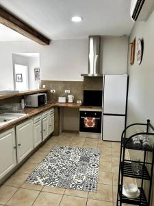 een keuken met een koelkast en een fornuis bij Superbe appartement dans un mas in Nîmes