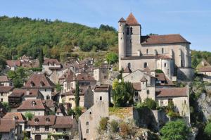 een dorp op een heuvel met een kasteel bij L’occitanine in Capdenac-Gare