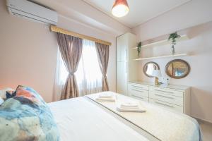 Ένα ή περισσότερα κρεβάτια σε δωμάτιο στο Myilios Luxury Petralona Athens Center