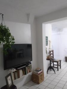 sala de estar con TV de pantalla plana en la pared en Quarto Casal privativo em apartamento, en Salvador