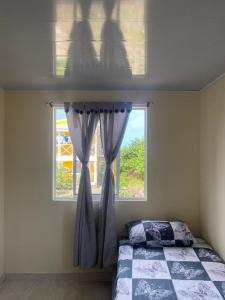 a bedroom with a bed and a window at Casa Nativa DUDA´S in Franshua