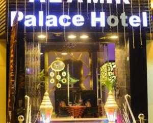 索哈傑的住宿－Al Amir Palace Hotel，商店窗口中宫殿酒店标志的反射